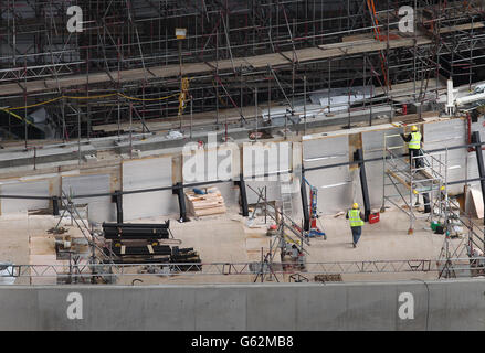 Lavori di costruzione in corso sul sito dei Giochi Olimpici di Londra come parte dei lavori di costruzione del Queen Elizabeth Olympic Park, Londra. Foto Stock