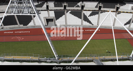 La vista dello Stadio Olimpico che ha ospitato gli eventi su pista e sul campo durante i Giochi Olimpici e Paralimpici di Londra ha visto l'Arcelor Mittal Orbit mentre i lavori di costruzione vanno avanti come parte del progresso dei lavori di costruzione al Queen Elizabeth Olympic Park, Londra. Foto Stock