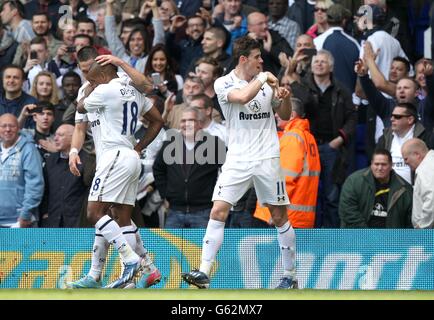 Jermain Defoe (centro) di Tottenham Hotspur festeggia il secondo posto delle sue squadre Obiettivo del gioco con il compagno di squadra Clint Dempsey (a sinistra) AS Il compagno di squadra Gareth Bale (a destra) guarda sopra Foto Stock