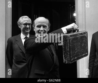 Il cancelliere Antonio Barbiere con scatola di bilancio Foto Stock