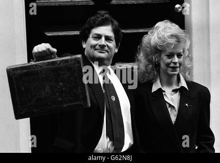 Nigel Lawson e moglie con budget Foto Stock