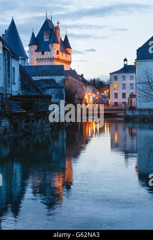 Città Reale di Loches (Francia) vista serale. È stato costruito nel IX secolo. Foto Stock