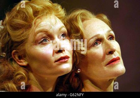 L'attrice STATUNITENSE Glenn Close (a destra) e Essie Davis si esibiscono sul palco durante le prove per il Tennessee Williams 'A Street Car named Desire' al Lyttleton Theatre. Foto Stock