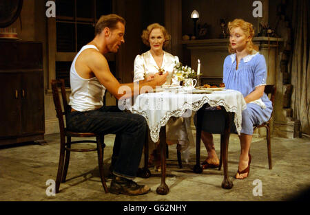 L'attrice STATUNITENSE Glenn chiude sul palco con Ian Glen ed Essie Davis durante le prove per il Tennessee Williams "A Street Car named Desire" al Lyttleton Theatre. Foto Stock