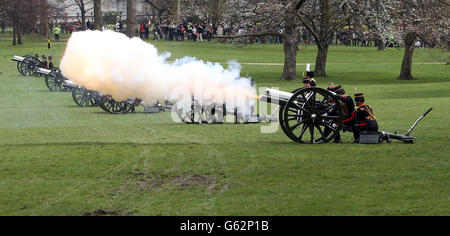 Il King's Troop Royal Horse Artillery esegue una Gun Salute del 41 a Green Park, nel centro di Londra, per celebrare l'87esimo compleanno della Regina Elisabetta II. Foto Stock