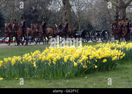 Il King's Troop Royal Horse Artillery esegue una Gun Salute del 41 a Green Park, nel centro di Londra, per celebrare l'87esimo compleanno della Regina Elisabetta II. Foto Stock