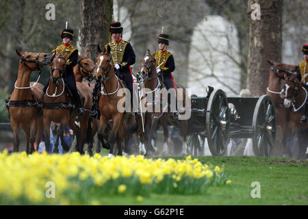 Il King's Troop Royal Horse Artillery esegue una Gun Salute del 41 a Green Park, nel centro di Londra, per celebrare l'87esimo compleanno della Regina Elisabetta II. Foto Stock