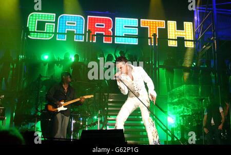 Gareth Gates si esibisce sul palco presso la London Arena, Docklands, come parte di un tour del Regno Unito con Will Young e Zoe Birkett. Foto Stock