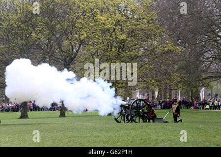 Il King's Troop Royal Horse Artillery esegue una Gun Salute del 41 a Green Park, nel centro di Londra, per celebrare l'87esimo compleanno della Regina Elisabetta II. Foto Stock