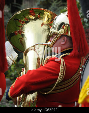 Membro della Heavy Cavallry e della Cambrai Band che suonano nei Museum Gardens di York, durante la cerimonia di saluto reale per commemorare l'87esimo compleanno della Regina Elisabetta II. Foto Stock