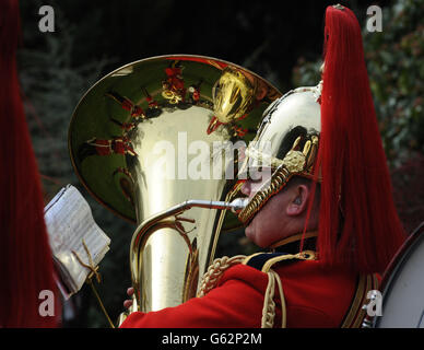 Membro della Heavy Cavallry e della Cambrai Band che suonano nei Museum Gardens di York, durante la cerimonia di saluto reale per commemorare l'87esimo compleanno della Regina Elisabetta II. Foto Stock