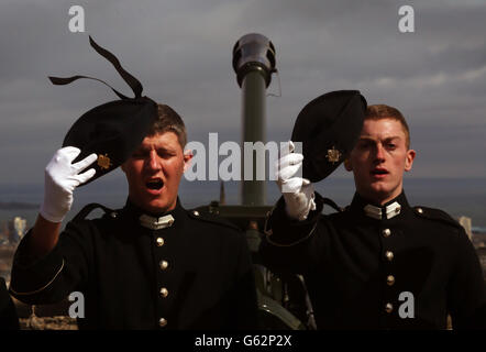 I Gunners del 105° Reggimento al Castello di Edimburgo lanciano un saluto da 21 armi durante una cerimonia di saluto reale per commemorare l'87esimo compleanno della Regina Elisabetta II. Foto Stock