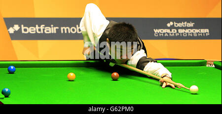 Ding Junhui durante la sua prima partita contro Alan McManus durante i Campionati del mondo Betfair al Crucible di Sheffield. Foto Stock