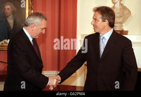 Il primo ministro britannico Tony Blair saluta il suo omologo irlandese Bertie Ahern al suo arrivo a 10 Downing Street. Foto Stock