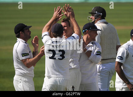 James anyon del Sussex (3rd a destra) festeggia con i compagni di squadra dopo aver preso il wicket di Graeme Smith del Surrey (a destra). Foto Stock