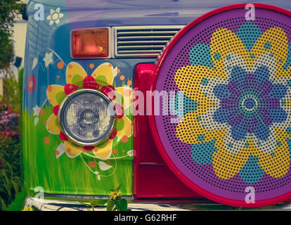 Parte anteriore del camper van dipinti con motivi floreali colorati design hippie Foto Stock