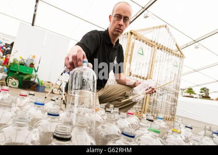 David Spencer con bottiglie di plastica mentre lavora sulla serra fatta dagli oggetti, creati dai lavori di terra, al Harrogate Spring Flower Show. Foto Stock