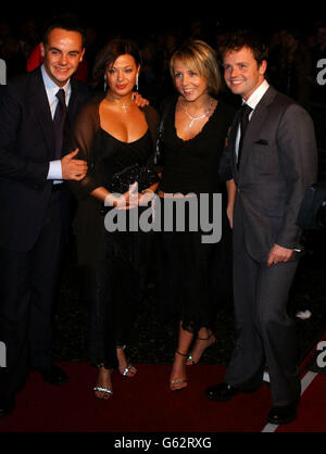 I presentatori della TV Anthony McPartlin (a sinistra), ANT, e Declan Donnelly, Decwith le loro amiche Lisa Armstrong (a sinistra) e Claire Buckfield arrivano ai National Television Awards presso la Royal Albert Hall di Londra. Foto Stock