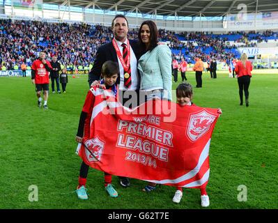 Calcio - Npower Football League Championship - Cardiff City / Bolton Wanderers - Cardiff City Stadium. Malky Mackay, il manager di Cardiff, celebra la promozione vincente della Premier League con la sua famiglia Foto Stock