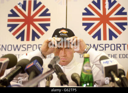 Alain Baxter, sciatore di slalom olimpico britannico, si prepara a lasciare una conferenza stampa nella sua città natale di Aviemore, in Scozia, dove ha annunciato il rifiuto del suo appello per riconquistare la medaglia di bronzo dalle Olimpiadi invernali del 2002, che è stato tolto dopo un test positivo di farmaci. Foto Stock