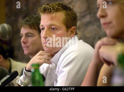 Alain Baxter, sciatore di slalom olimpico britannico, siede ad una conferenza stampa nella sua città natale di Aviemore, Scozia, dove ha annunciato il rifiuto del suo appello per riguadagnare la sua medaglia di bronzo dalle Olimpiadi invernali del 2002, che è stato tolto dopo un test positivo sulle droghe. Foto Stock