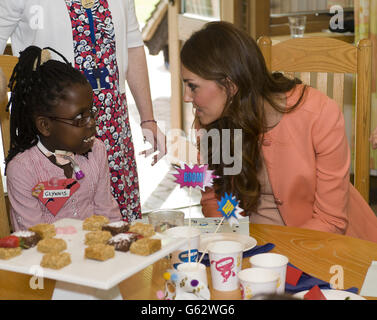 La Duchessa di Cambridge incontra bambini e personale mentre visita il Naomi House Children's Hospice a Winchester, Hampshire, durante la settimana dell'Hospice dei Bambini. Foto Stock