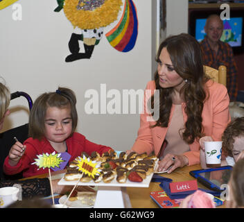 La Duchessa di Cambridge incontra bambini e personale mentre visita il Naomi House Children's Hospice a Winchester, Hampshire, durante la settimana dell'Hospice dei Bambini. Foto Stock