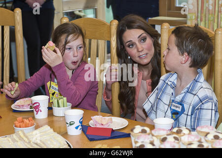 La Duchessa di Cambridge incontra bambini e personale mentre visita il Naomi House Children's Hospice a Winchester, Hampshire, durante la settimana dell'Hospice dei Bambini. Foto Stock