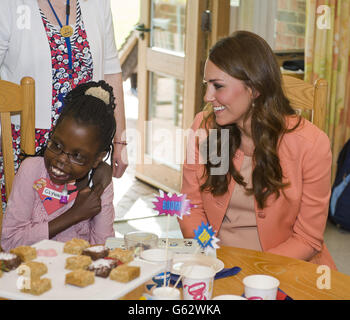 La Duchessa di Cambridge incontra bambini e personale mentre visita il Naomi House Children's Hospice a Winchester, Hampshire, durante la settimana dell'Hospice dei Bambini. Foto Stock