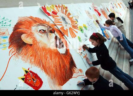 I giovani disegnano e dipingono nella Great Court al British Museum di Londra. Si ritiene che il "Big Draw" abbia creato un primato mondiale inaugurale, quando, a mezzogiorno, si è svolto il maggior numero di persone che si sono simultaneamente attingere in un paese. *...questo includeva oltre 700 solo al British Museum. Foto Stock