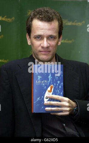 Yann Martel autore del romanzo Life of Pi, che è stato selezionato per il Man Booker Prize 2002, si pone a Hatchards nel centro di Londra. Sei autori stanno volando per il premio con il vincitore annunciato in una cerimonia al British Museum di Londra. Foto Stock