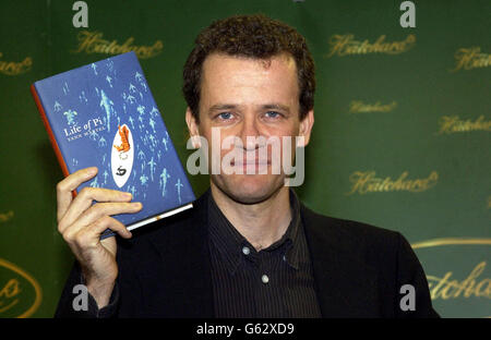 Yann Martel autore del romanzo Life of Pi, che è stato selezionato per il Man Booker Prize 2002, si pone a Hatchards nel centro di Londra. Sei autori stanno volando per il premio con il vincitore annunciato in una cerimonia al British Museum di Londra. Foto Stock