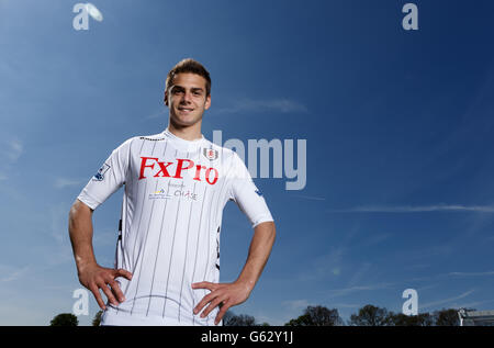 Calcio - Shooting Star Chase Charity Photoshoot - Motspur Park. Alex Kacaniklic di Fulham promuove l'evento di beneficenza Shooting Star Chase al Motspur Park. Foto Stock