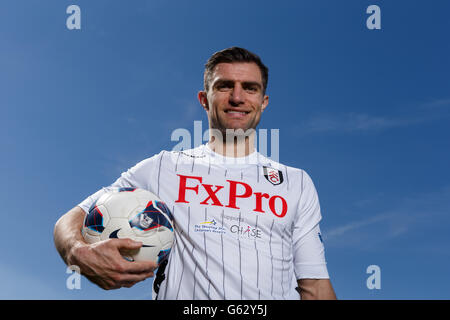 Calcio - Shooting Star Chase Charity Photoshoot - Motspur Park. Mark Schwarzer di Fulham promuove l'evento di beneficenza Shooting Star Chase al Motspur Park. Foto Stock