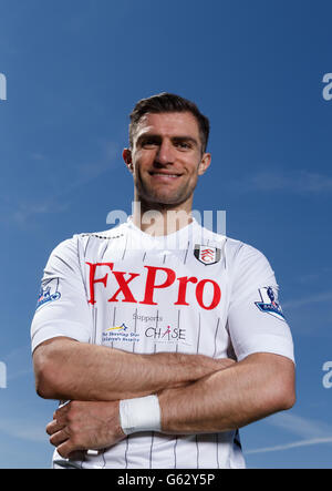 Aaron Hughes di Fulham che promuove l'evento di beneficenza Shooting Star Chase al Motspur Park. Foto Stock