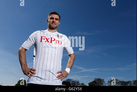 Aaron Hughes di Fulham che promuove l'evento di beneficenza Shooting Star Chase al Motspur Park. Foto Stock