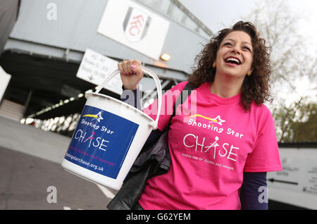 Calcio - Barclays Premier League - Fulham v Reading - Craven Cottage. Il denaro viene raccolto per Shooting Star Chase Foto Stock