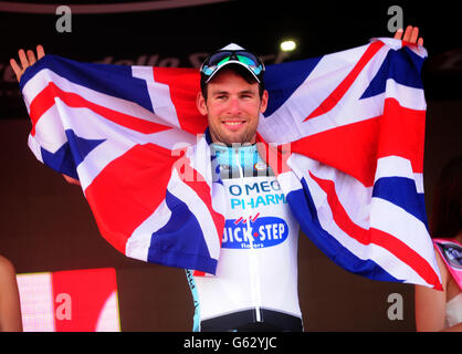 Ciclismo - 2013 giro D'Italia - primo giorno - Napoli. Mark Cavendish del team Quick-Step di Omega Pharma celebra la vittoria della prima tappa del giro D'Italia 2013 a Napoli. Foto Stock