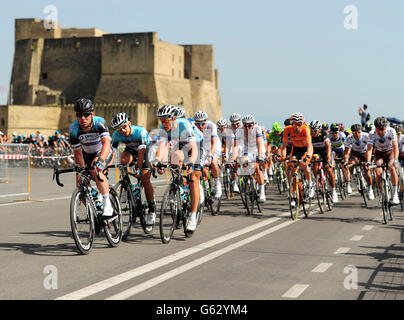 Mark Cavendish (a sinistra) del Team Quick-Step di Omega Pharma durante il giorno uno del giro D'Italia 2013 a Napoli. Foto Stock