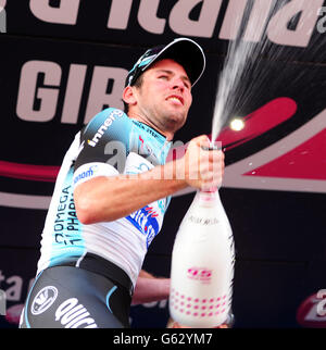 Ciclismo - 2013 giro D'Italia - primo giorno - Napoli. Mark Cavendish del team Quick-Step di Omega Pharma celebra dopo aver vinto il primo giorno del giro D'Italia 2013 a Napoli. Foto Stock