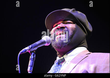 2013 Cheltenham Jazz Festival - Gloucestershire. Gregory Porter si esibisce nel Big Top al Cheltenham Jazz Festival, Gloucestershire. Foto Stock