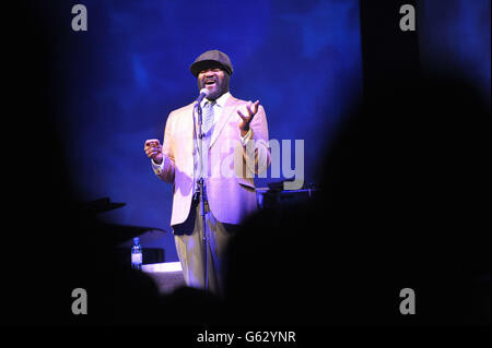 Gregory Porter si esibisce in Big Top al Cheltenham Jazz Festival, Gloucestershire. Foto Stock