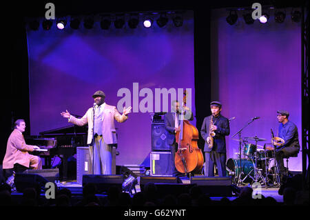 Gregory Porter si esibisce in Big Top al Cheltenham Jazz Festival, Gloucestershire. Foto Stock