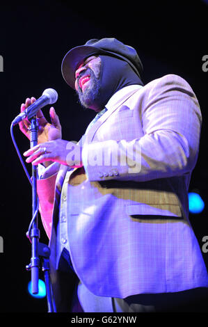 Gregory Porter si esibisce in Big Top al Cheltenham Jazz Festival, Gloucestershire. Foto Stock