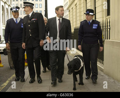 Debbie Cross (r), responsabile del sostegno della comunità, e il collega Jason Kirlew (l), con il Segretario dell'interno David Blunkett e il Constable capo della polizia metropolitana, Sir John Stevens, mentre il nuovo programma di polizia è lanciato a Londra. *il Segretario dell'interno, David Blunkett, ha rivelato che 27 forze in tutta l'Inghilterra e il Galles hanno assicurato finanziamenti per impiegare funzionari di supporto della comunità (CSO), mentre la polizia metropolitana oggi diventa la prima a inviare i nuovi ausiliari fuori sulla pattuglia. I CSO avranno finalmente il potere di usare la forza per trattenere, ma non arrestare, i membri del pubblico per un massimo di 30 minuti. Foto Stock