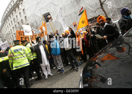 Una protesta della Federazione delle organizzazioni Sikh UK contro la pena di morte per il professor Davinderpal Singh Bhullar - condannato a morte per impiccagione dalla Corte Suprema dell'India - al di fuori dell'alta Commissione dell'India ad Aldwych, nel centro di Londra. Foto Stock