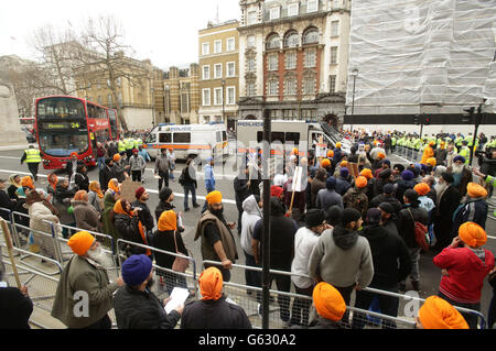 Una protesta della Federazione delle organizzazioni Sikh UK contro la pena di morte per il professor Davinderpal Singh Bhullar - condannato a morte per impiccagione dalla Corte Suprema dell'India - a Whitehall, nel centro di Londra. Foto Stock