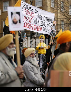 Una protesta della Federazione delle organizzazioni Sikh UK contro la pena di morte per il professor Davinderpal Singh Bhullar - condannato a morte per impiccagione da parte della Corte Suprema dell'India - di fronte a Downing Street, nel centro di Londra. Foto Stock