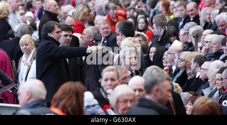 Il deputato Steve Rotheram parla con il segretario alla salute ombra Andy Burnham durante il servizio commemorativo del disastro di Hillsborough, ad Anfield, in occasione del 24° anniversario del disastro, in quanto ricordano i 96 sostenitori di Liverpool morti in una frusta allo stadio Hillsborough di Sheffield Wednesday il 15 1989 aprile, Dove Liverpool incontrerà Nottingham Forest in una semifinale della fa Cup. Foto Stock