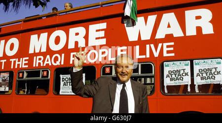 George Galloway, deputato di Glasgow Kelvin, ha visitato Westminster, Londra, su un autobus scoperto, con il suo messaggio anti-guerra per il governo. Foto Stock